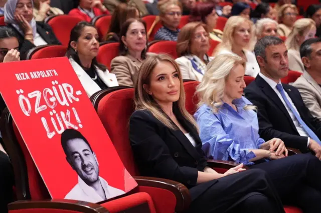 CHP'li vekiller bir kurulda boş koltuğa "Rıza Akpolat'a Özgürlük" yazılı bir poster yerleştirmiş. 