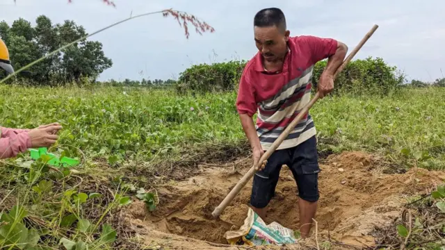 Người dân ven sông Trà Khúc xúc cát chằng chống nhà