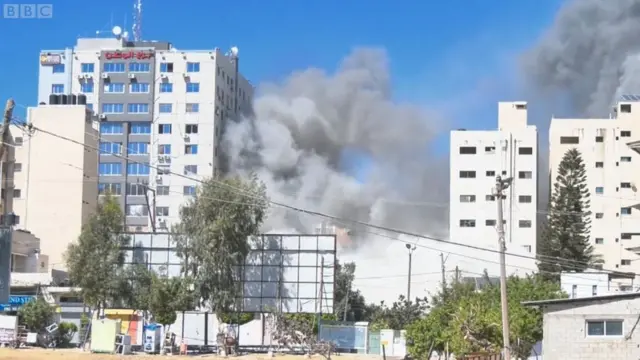 ক্ষেপণাস্ত্র আঘাতের পর ভেঙে পড়ছে জালা টাওয়ার