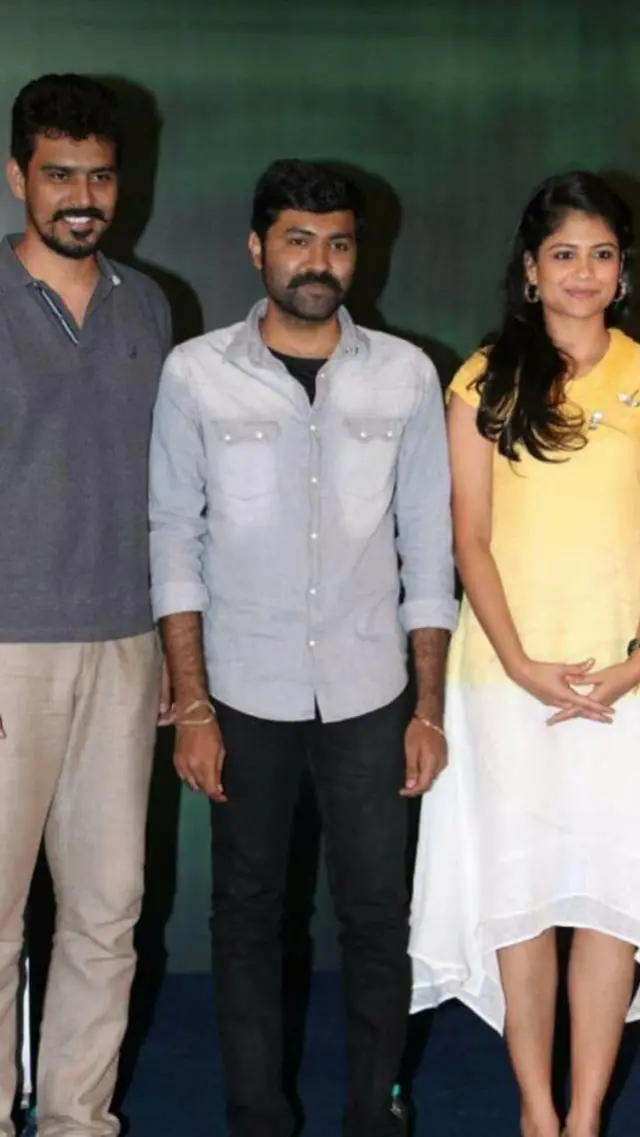 அருவி திரைப்பட நடிகர்களுடன் இயக்குநர் அருண் பிரபு (மத்தியில் இருப்பவர்)