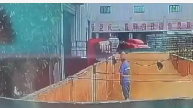 Ọkunrin to n tọ sinu agba bia