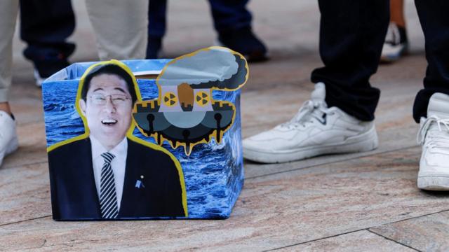香港反日示威者把一件貼有岸田文雄照片與核輻射符號的小紙箱放在地上（25/8/2023）