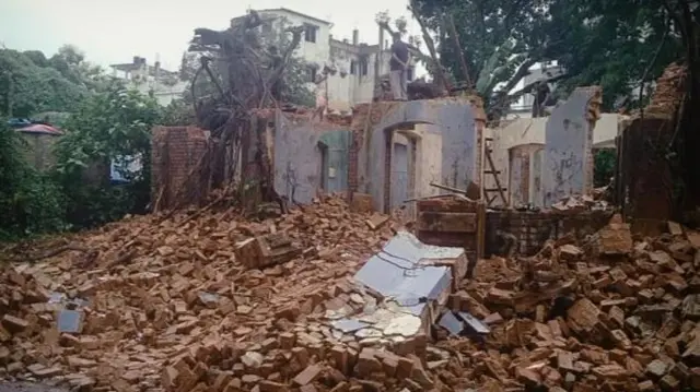 इमारत के खंडहर