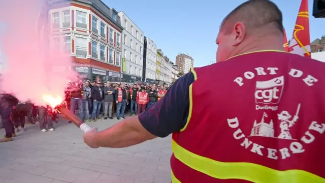 Работник порта с фаером