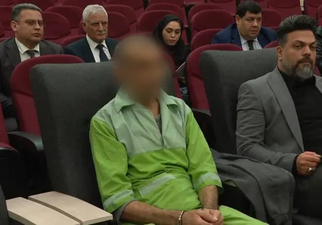 قوه قضائیه این تصویر را از یکی از جلسات متهم پرونده حمله به سفارت جمهوری آذربایجان منتشر کرده و نوشته است در جریان دادگاه، در ردیف دوم، «تعدادی از مقامات سفارت جمهوری آذربایجان» هم دیده می‌شوند