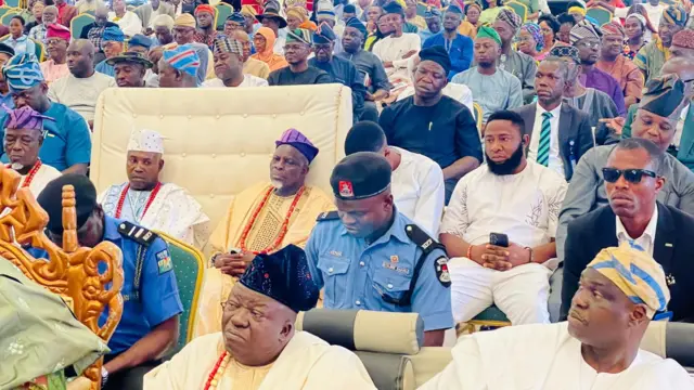 Àwọn eeyan jàǹkàn-jàǹkàn to wá níbi ayẹyẹ naa