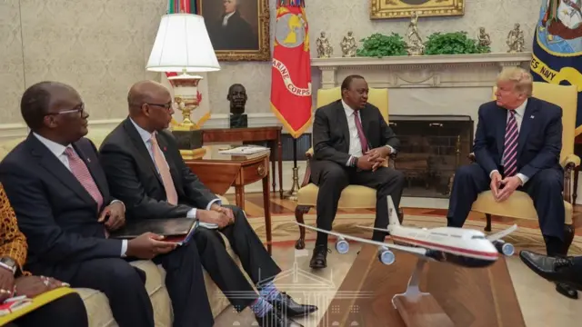 Rais Uhuru kenyatta pamoja na mawaziri mablimbali wa Kenya wakiwa katika kikao na raia Donald Trump Marekani