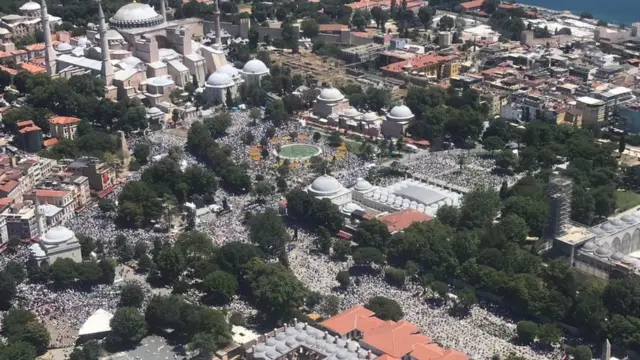 প্রথম জুম্মাকে কেন্দ্র করে হাইয়া সোফিয়া মসজিদ ও তার আশেপাশের এলাকা জনসমুদ্রে পরিণত হয়।