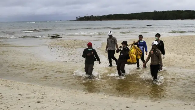 Tim gabungan mengangkut jenazah yang ditemukan di laut sekitar Tanjung Lesung, 25 December kemarin..