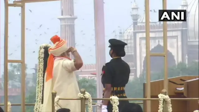 74-ஆவது இந்திய சுதந்திர தினம்: டெல்லி செங்கோட்டையில் தேசிய கொடியை ஏற்றினார் பிரதமர் நரேந்திர மோதி