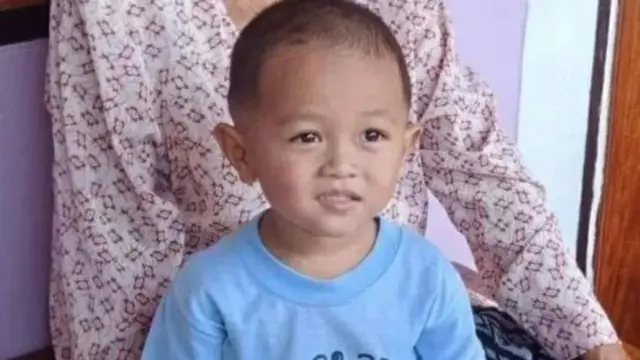 3살 밖에 안된 믹은 엄마를 찾는다