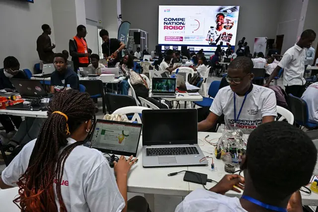 De jeunes passionnés de robotique participent à la première édition du Concours national de robotique, le 3 juillet 2025 à Abidjan. 