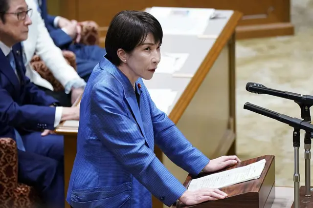 日本首相高市早苗在日本国会接受质询影像。