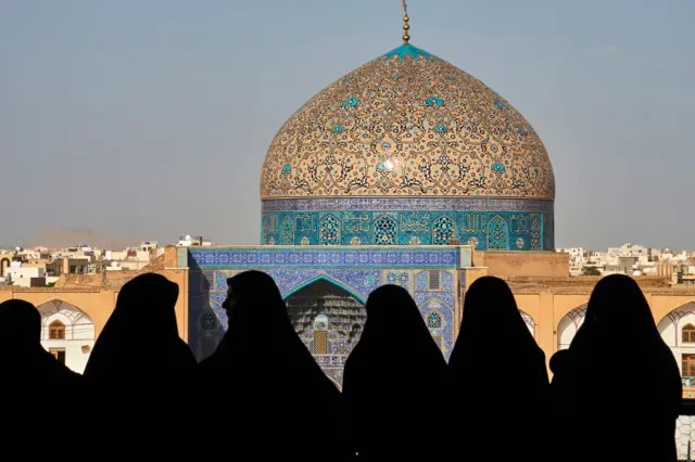 Mulheres muçulmanas diante de mesquita em Isfahan, no Irã
