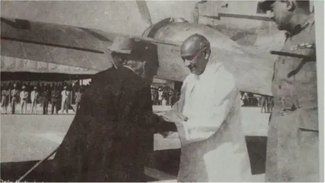 હૈદરાબાદના ઍરપૉર્ટ ઉપર સરદાર વલ્લભભાઈ પટેલનું સ્વાગત કરી રહેલા નિઝામની તસવીર 