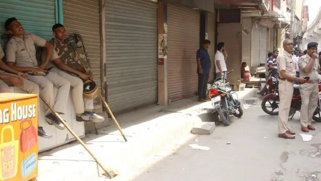 પ્રદર્શન કરનારા લોકો.