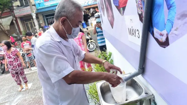Không chỉ những người nghèo mà những người thu nhập bấp bênh cũng là đối tượng cần giúp đỡ