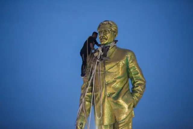 कई जगहों पर प्रदर्शनकारियों ने शेख़ मुजीबुर्रहमान की मूर्ति को क्षतिग्रस्त किया