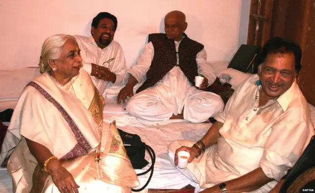 સપ્તક મહોત્સવ-2006 સમયે ગિરજાદેવી સાથે ઉસ્તાદ સુલતાન ખાન અને પંડિત નંદન મહેતા સાથે