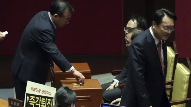 نواب البرلمان يشاركون في عملية التصويت