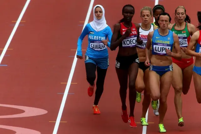 Woroud Sawalha et un groupe de coureurs dans la première manche du 800m de Londres 2012.