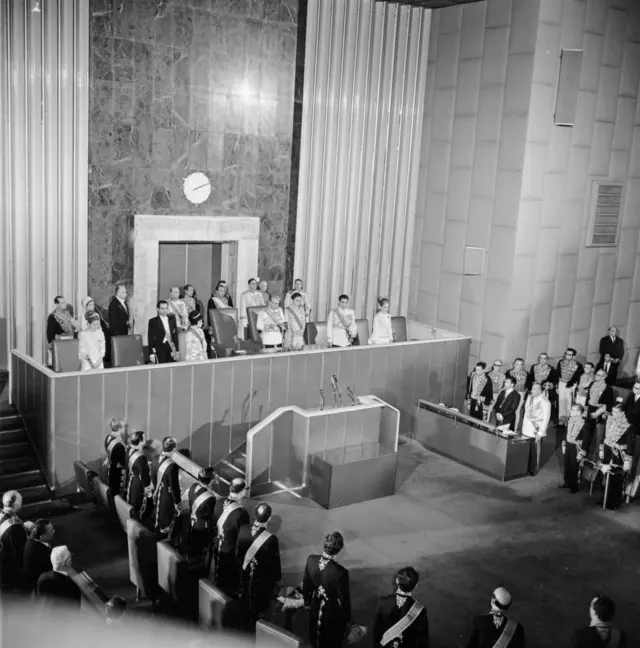 ایران شاهنشاهی تا قبل از سال ۱۳۵۳، دست‌کم در ظاهر یک نظام سیاسی مشروطه چند حزبی با دو مجلس شورای ملی و مجلس سنا بود