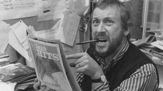 El productor de la BBC John Walters leyendo la revista Smash Hits.