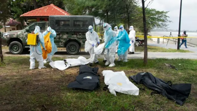 Evakuasi jenazah PMI gelap yang tewas akibat kapal mereka tenggelam di perairan Malaysia.