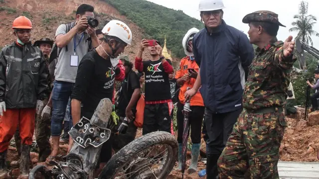 ဒုတိယ သမ္မတ ဦးဟင်နရီ ဗန်တီးယူ နှင့် လူမှုဝန်ထမ်း၊ ကယ်ဆယ်ရေးနှင့် ပြန်လည်နေရာချထားရေးဝန်ကြီးဌာန ပြည်ထောင်စုဝန်ကြီး ဒေါက်တာ ဝင်းမြတ်အေး တို့ သွားရောက်ကြည့်ရှု