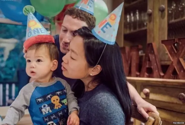 زکربرگ اپنی اہلیہ اور بڑی بیٹی کے ساتھ