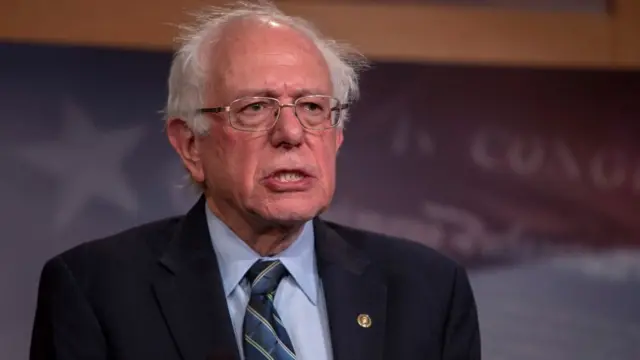 সিনেটার বার্নি স্যান্ডার্স সিনেটের ভোট নিয়ে কথা বলছেন।