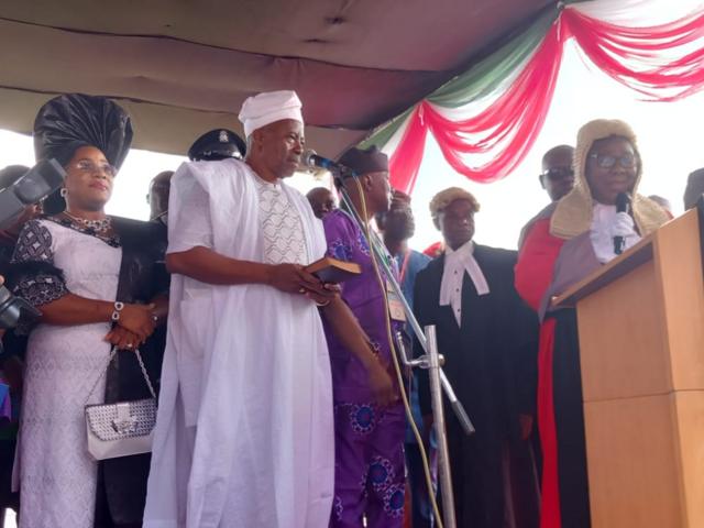 Ademola Adeleke's Swearing-in: Davido Fojú Hàn àtàwọn èèkàn Míì Níbi ...