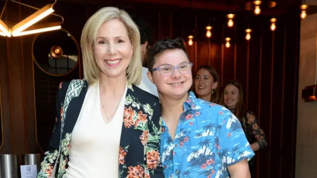 Sally Phillips com seu filho Olli