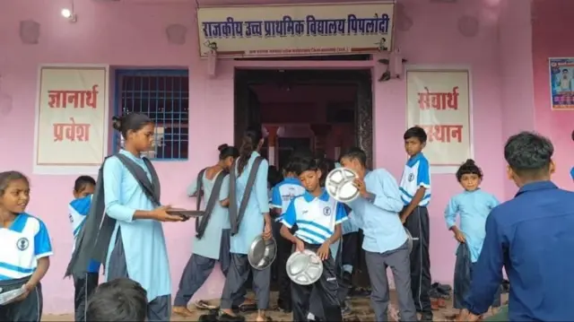 வீட்டில் பள்ளி நடைபெறும் மற்றொரு புகைப்படம்