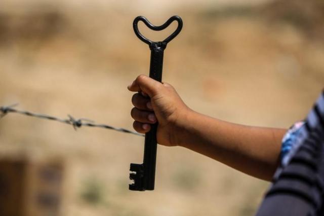 مفتاح بيد صبي فلسطيني
