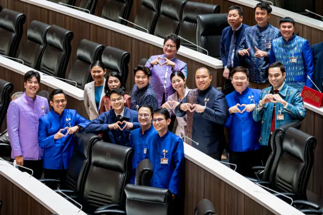 สส. "พรรคสีน้ำเงิน" ในระหว่างการประชุมสภา