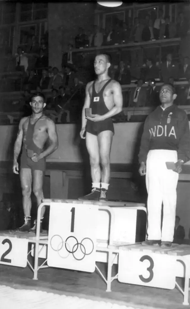 खाशाबा जाधव ऑलिम्पिक पदकासह