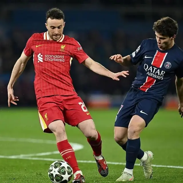 ډیګو جوتا (کیڼ اړخ ته) د پاریس سینټ جرمین په وړاندې د لیورپول د چیمپینز لیګ لوبې پرمهال