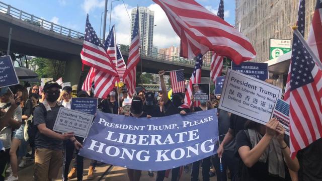 手持美国国旗游行的示威者认为，他们都只是身为香港人要求外国协助，不担心被视为"外国势力"。
