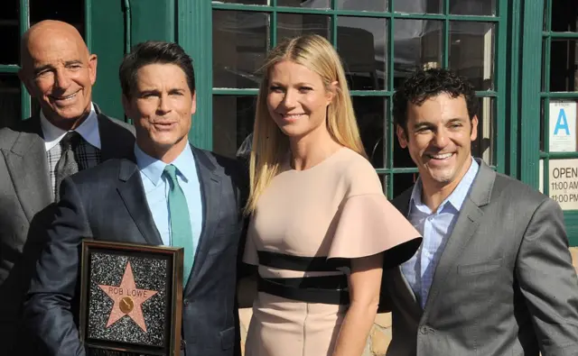 Tom Barrack, Rob Lowe, Gwyneth Paltrow ve Fred Savage kameralara gülümsüyor