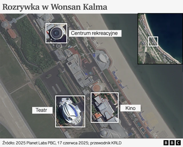 Zdjęcie satelitarne ośrodka pokazuje centrum rekreacyjne, kino i teatr. Wszystkie znajdują się wzdłuż linii brzegowej, gdzie widać plażę.