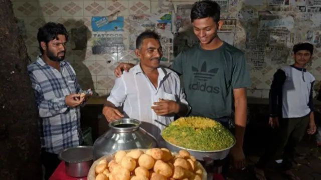 યશસ્વી જયસ્વાલ પાણીપુરી દોસ્ત રાજૂભાઈ સાથે, મુંબઈના આઝાદ મેદાન પાસે 2018માં