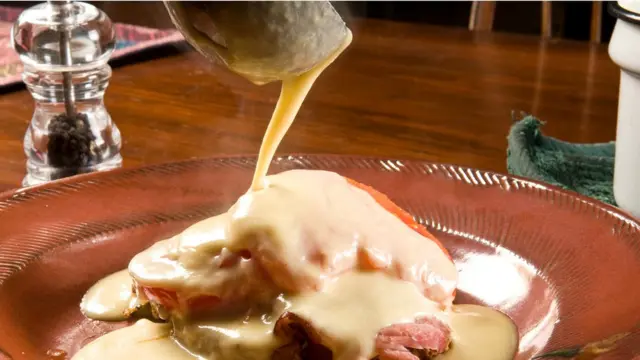 Сырный соус на гренках