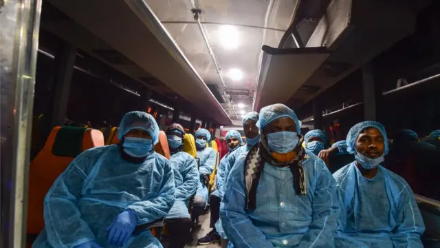 প্রস্তুতি ছিল সবোর্চ্চ। অবশ্য ঢাকার এই কর্মীরা যে ধরণের পোশাক ও মাস্ক ব্যবহার করছেন, তা কতটা ভাইরাসপ্রতিরোধী তা নিয়ে প্রশ্ন আছে।