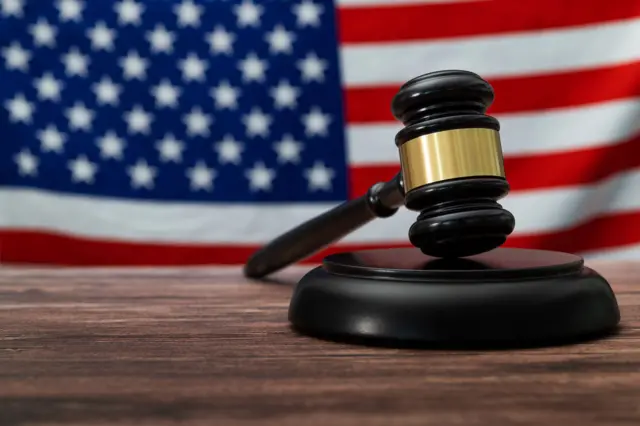 అమెరికా కోర్టు, ట్రెజర్ హంటర్