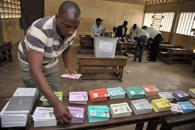 Un homme ramasse des bulletins de vote dans un bureau de vote
Un homme ramasse des bulletins de vote dans un bureau de vote à Libreville le 30 août 2009 avant de voter lors de l'élection présidentielle au Gabon. 