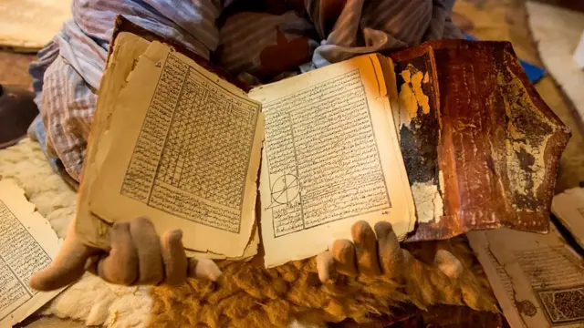 صورة لما يبدو أنها مخطوطات