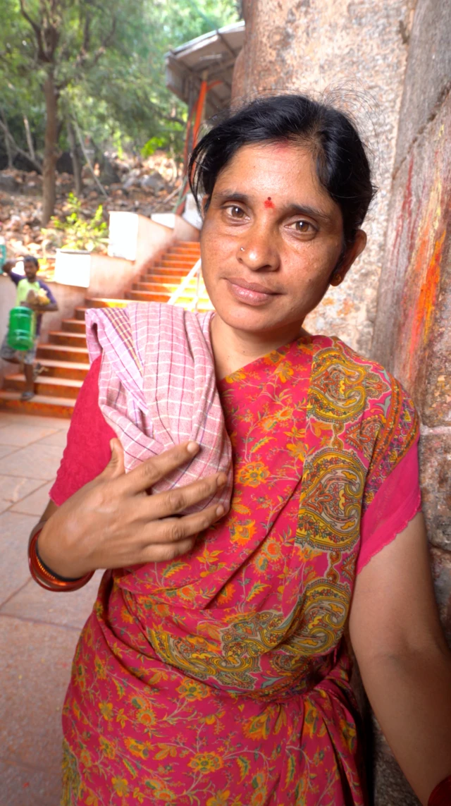 తినుబండారాల దుకాణాల దగ్గరకు సరకులు చేర్చే కూలీల జీవనచిత్రం