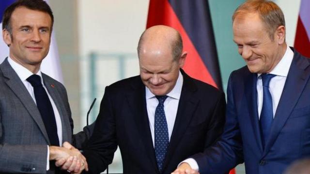 دونالد توسک در کنار رهبران اروپا