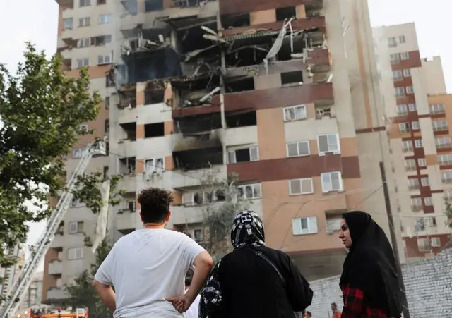Sebuah bangunan terlihat rusak setelah serangan Israel di Teheran, Iran, pada 13 Juni 2025.